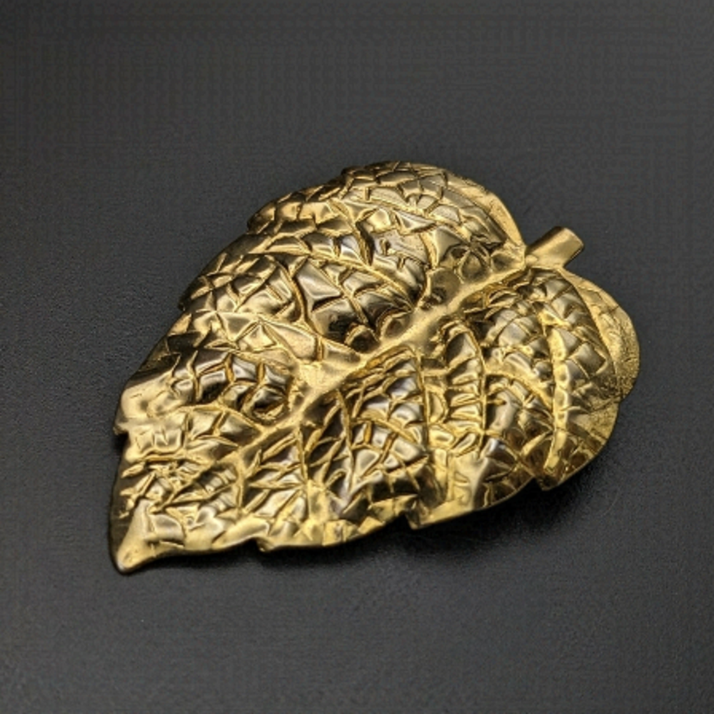 VINTAGE Gold toned Leaf Brooch - unsigned
